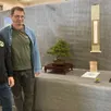 photo  lors du congrès de la fédération française de bonsaï, le 9 novembre, à astanet-tolosan (haute-garonne), une exposition nationale était organisée. parmi les arbres exposés, deux compositions de l’association changéenne, les amis du bonsaï, étaient présentées, forêt de charmes de corée, créée par philippe delafosse, et azalée & burger, composée par gilles juigné. cette dernière a reçu un prix arbre remarquable, et se trouve présélectionnée pour participer au congrès de l’european bonsaï association, qui aura lieu en slovaquie, en 2026.  nous sommes fiers et heureux, pour notre club et notre ville. cela apporte une belle notoriété, se félicite philippe delafosse. très fier également pour notre président, qui voit là une belle reconnaissance de son travail.  