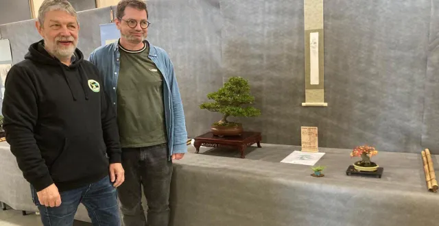 photo  lors du congrès de la fédération française de bonsaï, le 9 novembre, à astanet-tolosan (haute-garonne), une exposition nationale était organisée. parmi les arbres exposés, deux compositions de l’association changéenne, les amis du bonsaï, étaient présentées, forêt de charmes de corée, créée par philippe delafosse, et azalée & burger, composée par gilles juigné. cette dernière a reçu un prix arbre remarquable, et se trouve présélectionnée pour participer au congrès de l’european bonsaï association, qui aura lieu en slovaquie, en 2026.  nous sommes fiers et heureux, pour notre club et notre ville. cela apporte une belle notoriété, se félicite philippe delafosse. très fier également pour notre président, qui voit là une belle reconnaissance de son travail.   &copy;  ouest-france 