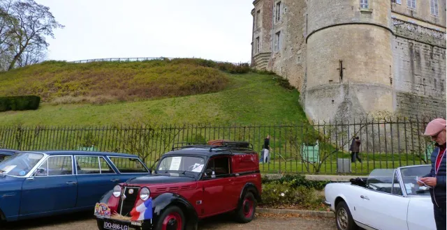 photo  rouge flamboyante, la renault juva 4 de 1957 a fait les yeux doux au public venu en nombre.  &copy;  ouest-france 