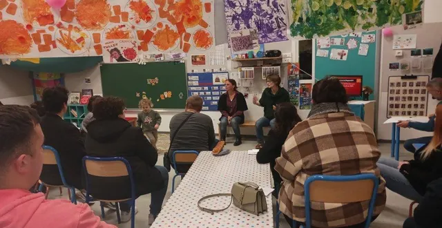 photo  lucie grellier niepceron et coralie simon, enseignante à l’école maternelle, ont expliqué aux parents le système de la classe passerelle.  &copy;  ouest-france. 
