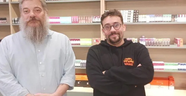 photo  nicolas butavant (à gauche) avec bastien bryon, vendeur.  &copy;  ouest-france 