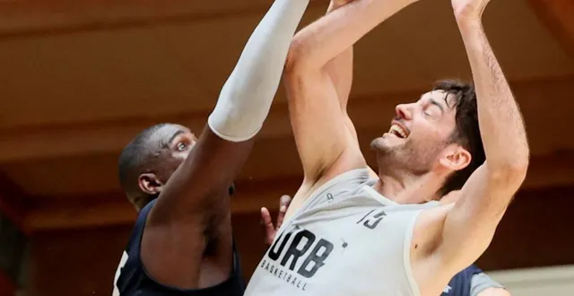 photo  morgan belloir (à droite) effectue son retour pour rennes.  &copy;  yannick giraud 