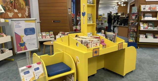 photo  au sein de la section jeunesse, une étagère en forme de girafe avec des fauteuils mobiles s’adapte aux enfants et leur propose de la lecture accessible.  &copy;  ouest-france 