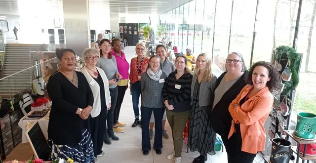 photo  séverine belin (2e à droite), organisatrice de ce nouveau marché de noël au cinéma pathé, en compagnie d’une partie des créatrices participantes.  &copy;  ouest-france 