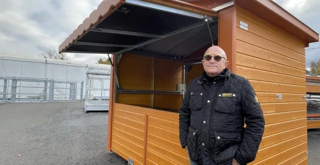 photo  martial lorréard devant le modèle de chalet qu’il a entièrement conçu vingt-huit ans plus tôt.  &copy;  ouest-france 