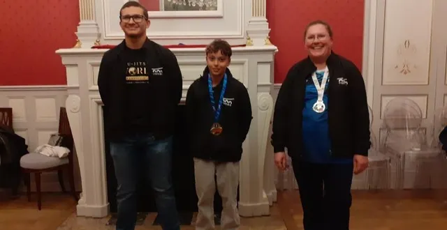 photo  de gauche à droite : ali el kaki-godard, jibril pellerin, vanessa drogix à qui la ville a offert une veste qui les invite à continuer à porter haut les couleurs des ponts-de-cé. gilbert barré, absent sur la photo, a également été cité.  &copy;  ouest-france 