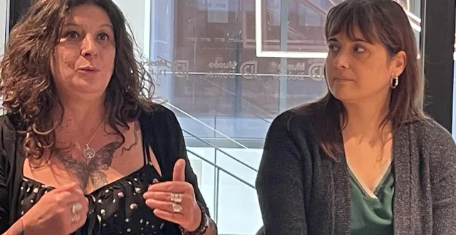 photo  gwenaelle fradet, en recherche d’emploi, à côté de fanny durand, animatrice de l’association slam poetry.  &copy;  ouest-france 