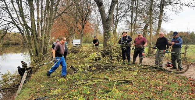 photo  ils étaient 13 encore ce samedi 15 novembre à scier, couper, tronçonner pour nettoyer les berges.   &copy;  le maine libre 