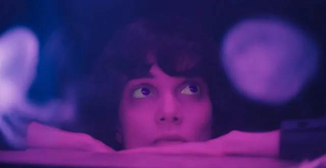 photo  « extra-lucide », série créée par bruno merle et emmanuelle destremau.  &copy;  ocs/ ciné + 