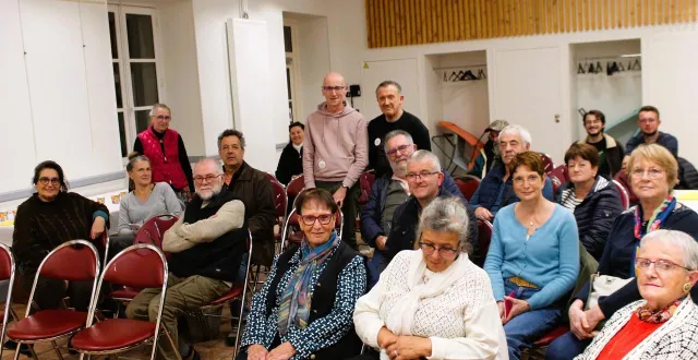 photo  finalement, une quarantaine de participants ont répondu présents. adhérents et partenaires ont été accueillis par hervé (debout au centre) et marc (à sa droite).   &copy;  le maine libre 