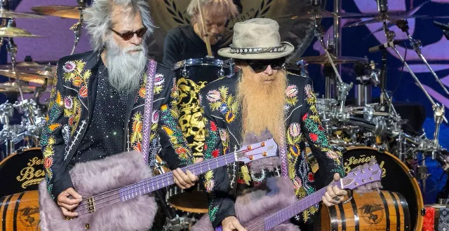photo  en attirant les légendes du rock de zz top, le festival de poupet frappe fort pour son édition 2026.  &copy;  gary miller/getty images 