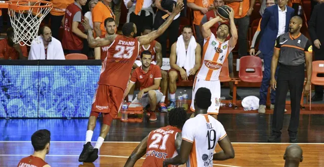 photo  la conquête du titre national en 2018 avec un parcours fabuleux du msb. ici à antarès, chris lofton tente sa chance lors du match 3 des demi-finales des play-offs face à strasbourg.  &copy;  archives le maine libre - denis lambert 