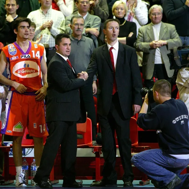photo jd jackson, avec son numéro 14 retiré et affiché à antarès, aux côtés de vincent collet en novembre 2004.  ©  archives le maine libre - hervé petitbon