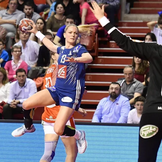 photo la silléenne manon houette avec le maillot de l’équipe de france a affronté le danemark à antarès, en mars 2017.  ©  archives le maine libre - hervé petitbon