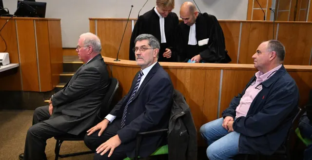 photo  angers, le 17 novembre 2025. des experts en pyrotechnie ont dévoilé au deuxième jour du procès du drame du 14 juillet à cholet toute une série de carences techniques et organisationnelles liées à l’artificier (à droite), son employeur, ainsi que l’association organisatrice cholet événement et son vice-président jean-michel jeanneteau (à gauche).  &copy;  josselin clair - co 