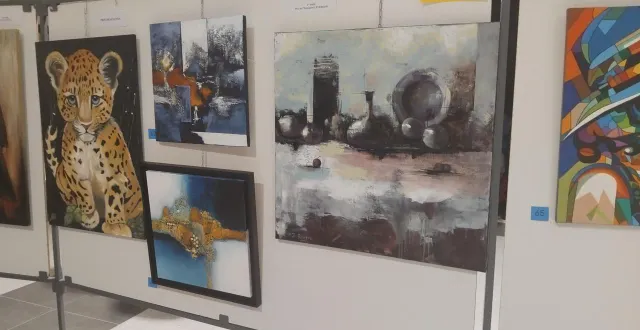 photo  les 1 300 visiteurs du salon ont pu admirer les œuvres de brigitte manson, lauréate du prix de l’école des vergers et du prix leverrier.  &copy;  ouest-france 