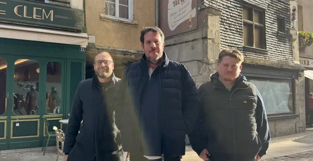 photo  philippe canu, arnaud tricot et franck carlais installent une boutique de cigarettes électroniques dans l’ancien local du petit nègre à alençon.  &copy;  ouest-france 