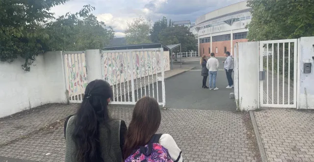 photo  devant le collège jean-rostand de trélazé (maine-et-loire), quelques jours après sa fermeture le 16 septembre 2025.  &copy;  ouest-france 