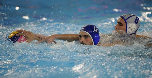 photo  le derby deux-sévrien avait tourné à l’avantage des niortais d’hugo hayet (bonnet blanc) face aux mellois de vincent auzanneau (bonnet bleu), samedi 18 octobre 2025.  &copy;  co - christophe bernard 