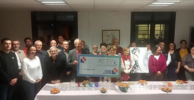 photo  les associations du segréen mobilisées pour octobre rose, réunies lors de la remise du chèque au profit de la ligue contre le cancer de maine-et-loire.?  &copy;  co 