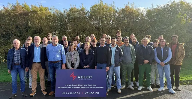 photo  yvan roger, troisième du premier rang (à gauche) et gwendal audusseau (sixième), en compagnie de l’ensemble des membres de l’entreprise velec.  &copy;  ouest-france 