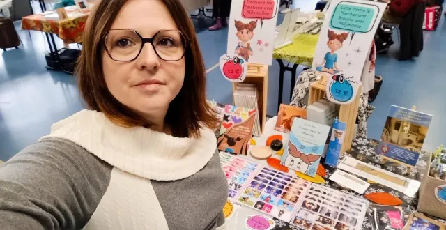 photo  l’autrice beaucouzéenne aurore masse, ici au salon de saint-hilaire-saint-florent, sera ce samedi en dédicace, puis elle abordera les marchés de noël.  &copy;  co 