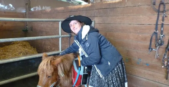 photo  mégane chatillon, avec l’un de ses poneys, propose différentes activités au sein de son centre équestre.  &copy;  ouest-france 