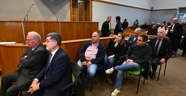 photo  l’artificier en chef, hubert theze, et, derrière, les représentants de la société htp.  &copy;  franck dubray / ouest france 