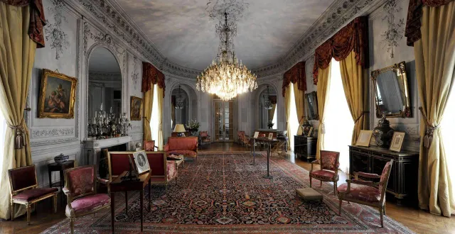 photo  une photo du grand salon du château du lude a été utilisée pour illustrer cet article sur l’hôtel parisien que posséderait le chanteur dans le vie arrondissement de paris.  &copy;  archives le maine libre – yvon loué 