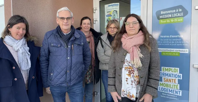 photo  eric david en compagnie d’aurélie albot (à droite) avec des salariées de la mission locale de sablé.  &copy;  le maine libre 