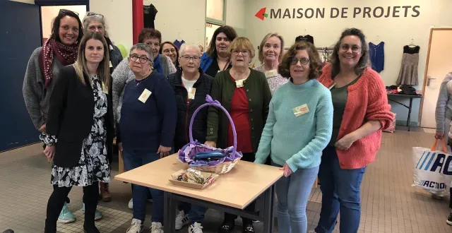 photo  le groupe de bénévoles du pôle d’animation social autour des animatrices de la troc’party d’avant l’hiver.  &copy;  ouest-france 