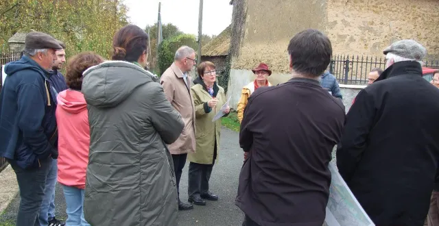 photo  marietta karamanli a rencontré les habitants concernés par l’implantation de la zone d’activités économiques et hostiles au projet, samedi 15 novembre 2025 à connerré (sarthe).  &copy;  ouest-france 