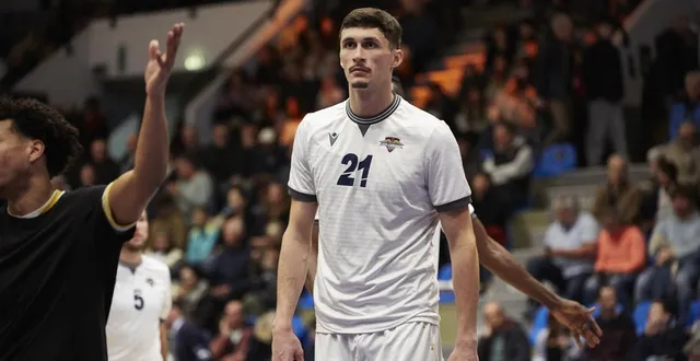 photo  le capitaine de l’union rennes basket adrien sclear a largement contribué à la première victoire rennaise à l’extérieur.  &copy;  archives ouest-france 