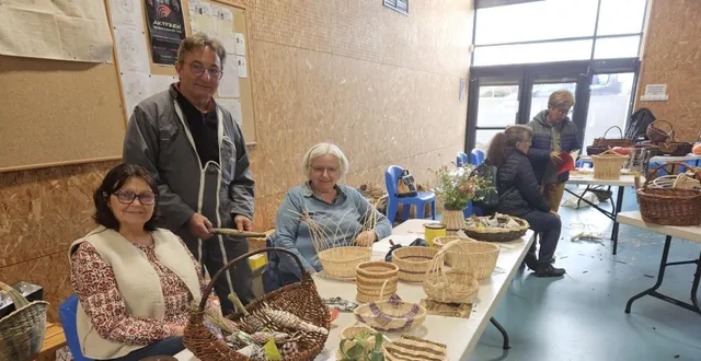 photo  henri cadotz, président du club de l’amitié, en compagnie des artistes de la vannerie.  &copy;  co 