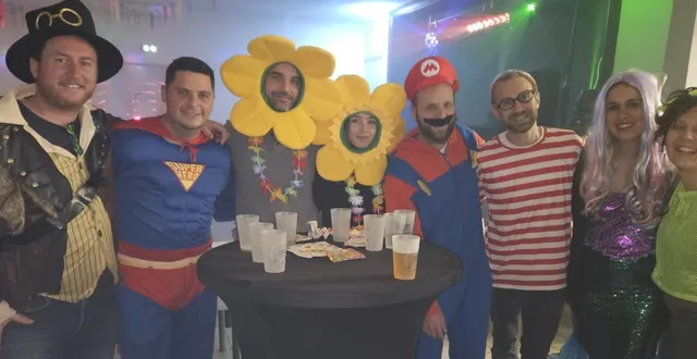 photo  pendant que les enfants s’amusent, les parents costumés en profitent pour échanger. à droite : morgane morin, présidente de l’apel.  &copy;  co 