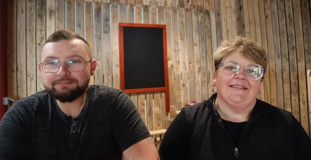 photo  éleveurs de porcs à valanjou, les anciens gérants, m. et mme gasté resteront fournisseurs de l’étal du terroir.  &copy;  co 