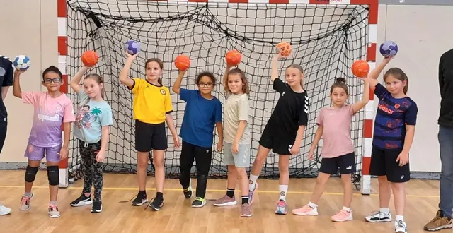 photo  autour de leurs jeunes joueuses, audrey pineau (mamers), également joueuse de nationale 3, et sylvain launay (bonnétable), entraîneur et coach de la future entente u11 féminine.  &copy;  le maine libre 