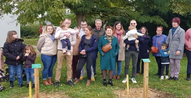 photo  un moment de partage à saint-georges-du-rosay : la maire, les conseillers et les familles réunis autour des arbres de naissance.  &copy;  le maine libre 