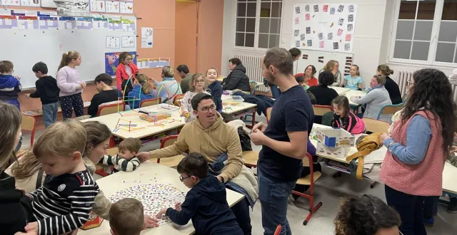 photo  la soirée jeux rassemblait élèves, parents et équipe pédagogique.  &copy;  le maine libre 