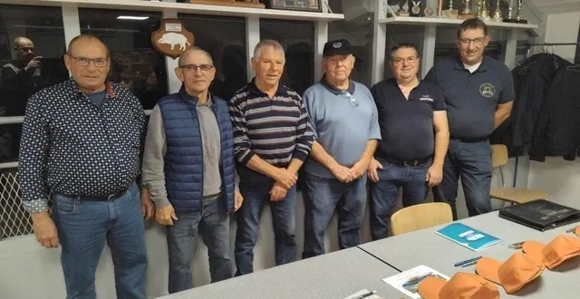 photo  commencé le 6 octobre, le challenge des chasseurs de l’avenir a regroupé 32 équipes composées d’un sociétaire chasseur et d’un invité chasseur également. après avoir éliminé eric et bruno rogereau 10 à 2 en demi-finale, patrick carré et son invité didier fauveau se sont imposés sur le fil 12 à 11 face à mickaël battais et jean-charles desbois. ces derniers avaient dominé gérard et thomas leblé 10 à 2 dans l’autre demi-finale. les récompenses ont été distribuées par le président jean-pierre battais et le responsable des challenges claude gaucher. place au challenge de l’alliance, qui débutera fin novembre.  &copy;  co 
