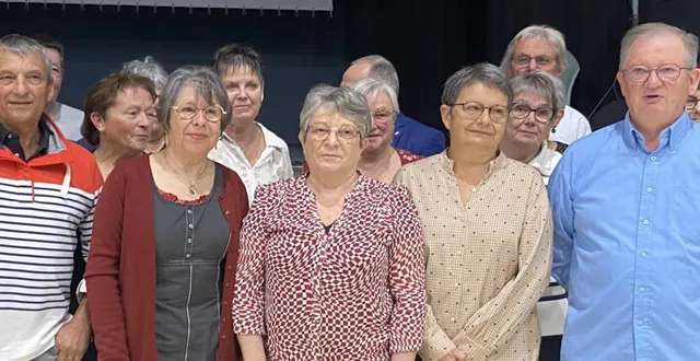 photo  les nouveaux septuagénaires au rassemblement des aînés, où la maire déléguée nadège moreau (2e à gauche) a annoncé repartir en mars 2026.  &copy;  ouest-france 