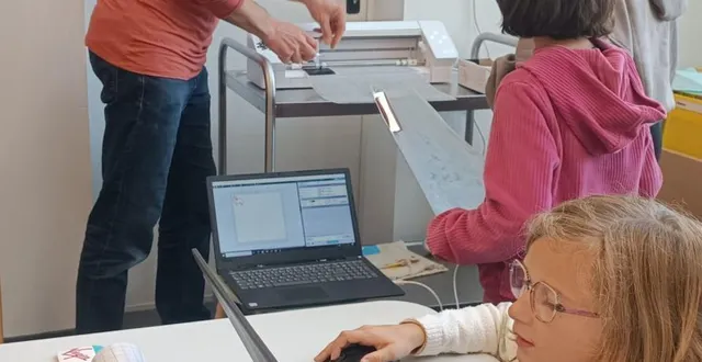 photo  des enfants à l’atelier sticker, à la bibliothèque de coron. cette activité a plu à tous.  &copy;  ouest-france 