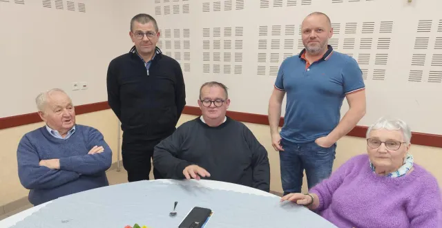 photo  jean-luc nouail, le maire, assis aux côtés des doyens, a annoncé sa candidature aux prochaines municipales.  &copy;  ouest-france 