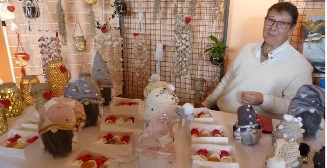 photo  annick cortebeek, et ses gnomes de noël, créés à base de riz et de chaussettes, ont intéressé les visiteurs.  &copy;  ouest-france 