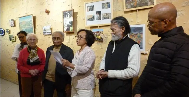 photo  les membres de l’association mihetsika récitent le poème de jean-joseph rabearivelo, auteur malgache, qui, par sa plume, savait conter les paysages de son pays.  &copy;  ouest-france 