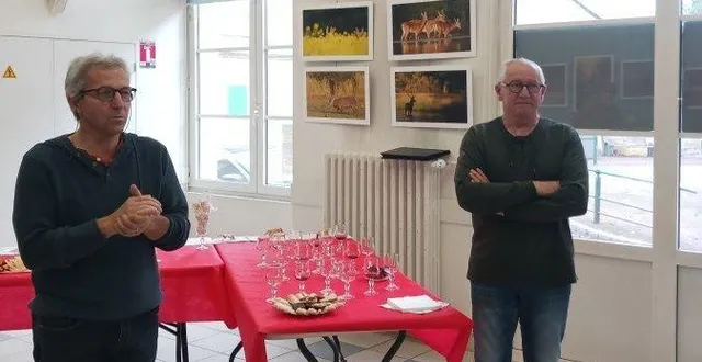 photo  remi lepinay, à gauche, et joël geffray, photographes animaliers, lors du vernissage de leur exposition, samedi.  &copy;  ouest-france 