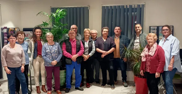 photo  les lauréats et le jury du concours des maisons fleuries.  &copy;  ouest-france 