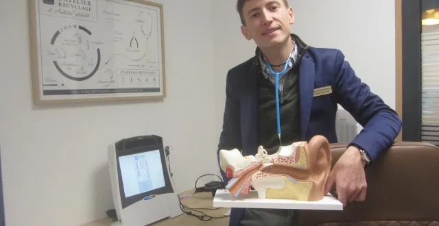 photo  entre les mains de l’audioprothésiste gonzague browaeys, en coupe, une oreille agrandie.  &copy;  ouest-france 