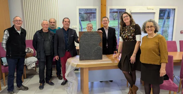photo  jean-luc rousseau, alain judalet, cyril jousseaume, jérôme foyer (maire), mme et m. allard (les donateurs), karine poulalion et marie périgot, lors de la restitution officielle de l’ancien cadran solaire de l’église saint-venant.  &copy;  co 
