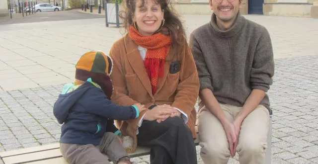 photo  cécile et simon sont assis sur la place de la mairie où se déroulait autrefois le marché, et où on trouvait, entre autres, des épiceries, une boucherie, un magasin de tissus, une bijouterie, une droguerie, un café, une menuiserie, une forge, magasin de cycles et armurerie et la bascule municipale.  &copy;  ouest-france 